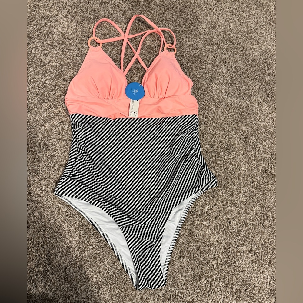 NWT Cupshe women’s one piece swim. Size large.